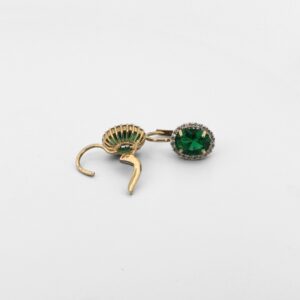 Zlaté náušnice so zelenými zirkónmi