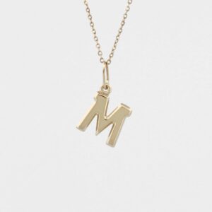 Zlaté písmeno "M"